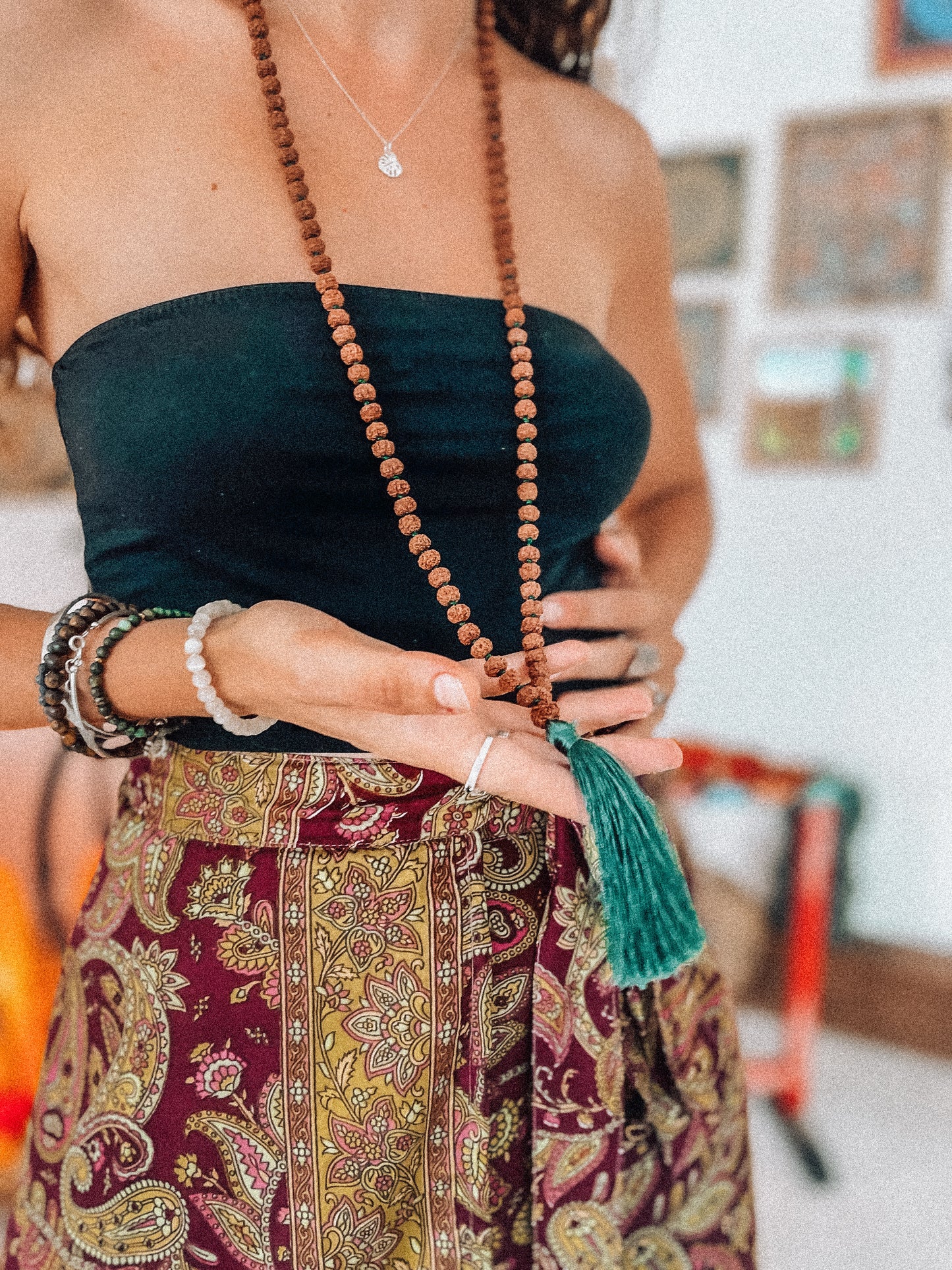 Japamala Rudraksha com Nó - Esmeralda