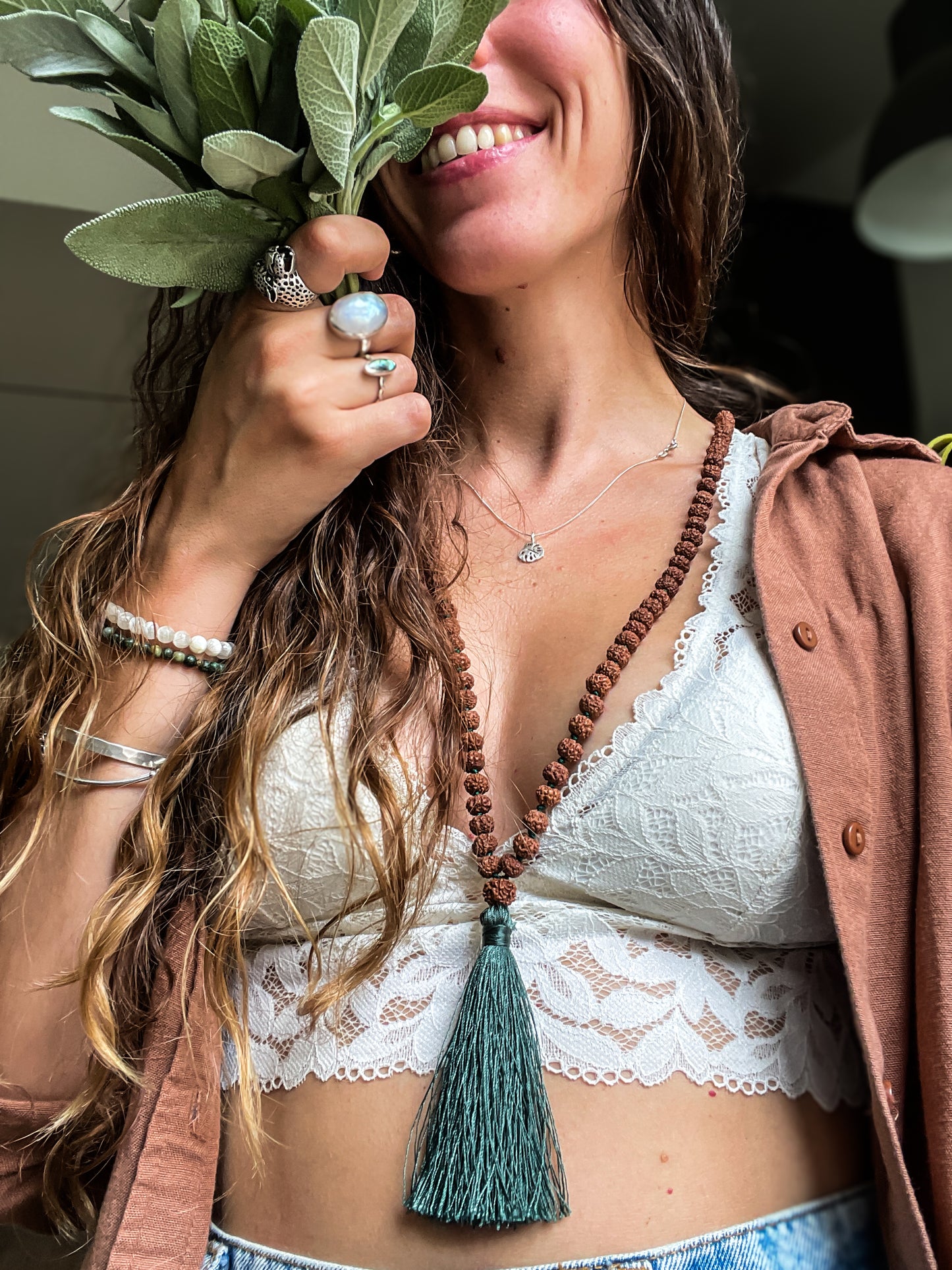 Japamala Rudraksha com Nó - Esmeralda