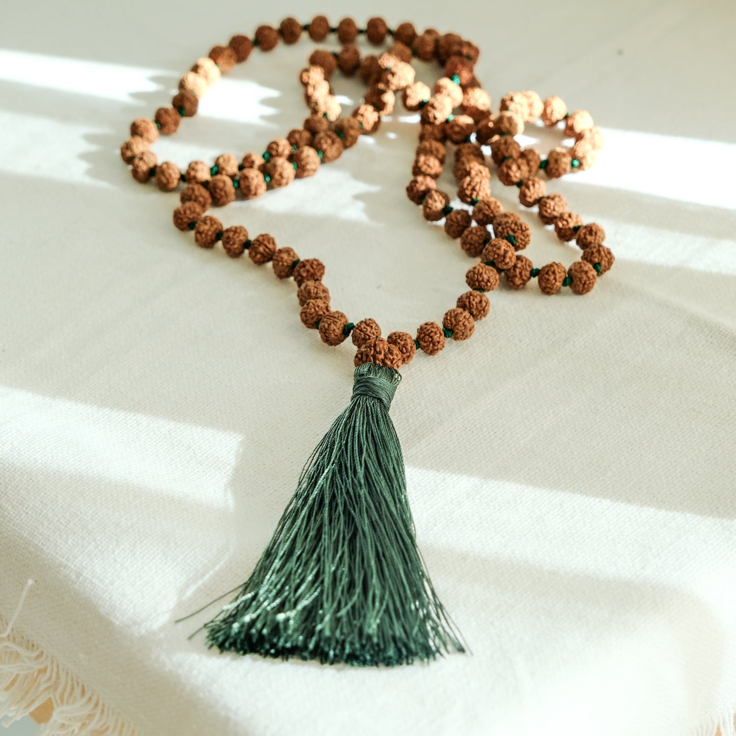 Japamala Rudraksha com Nó - Esmeralda