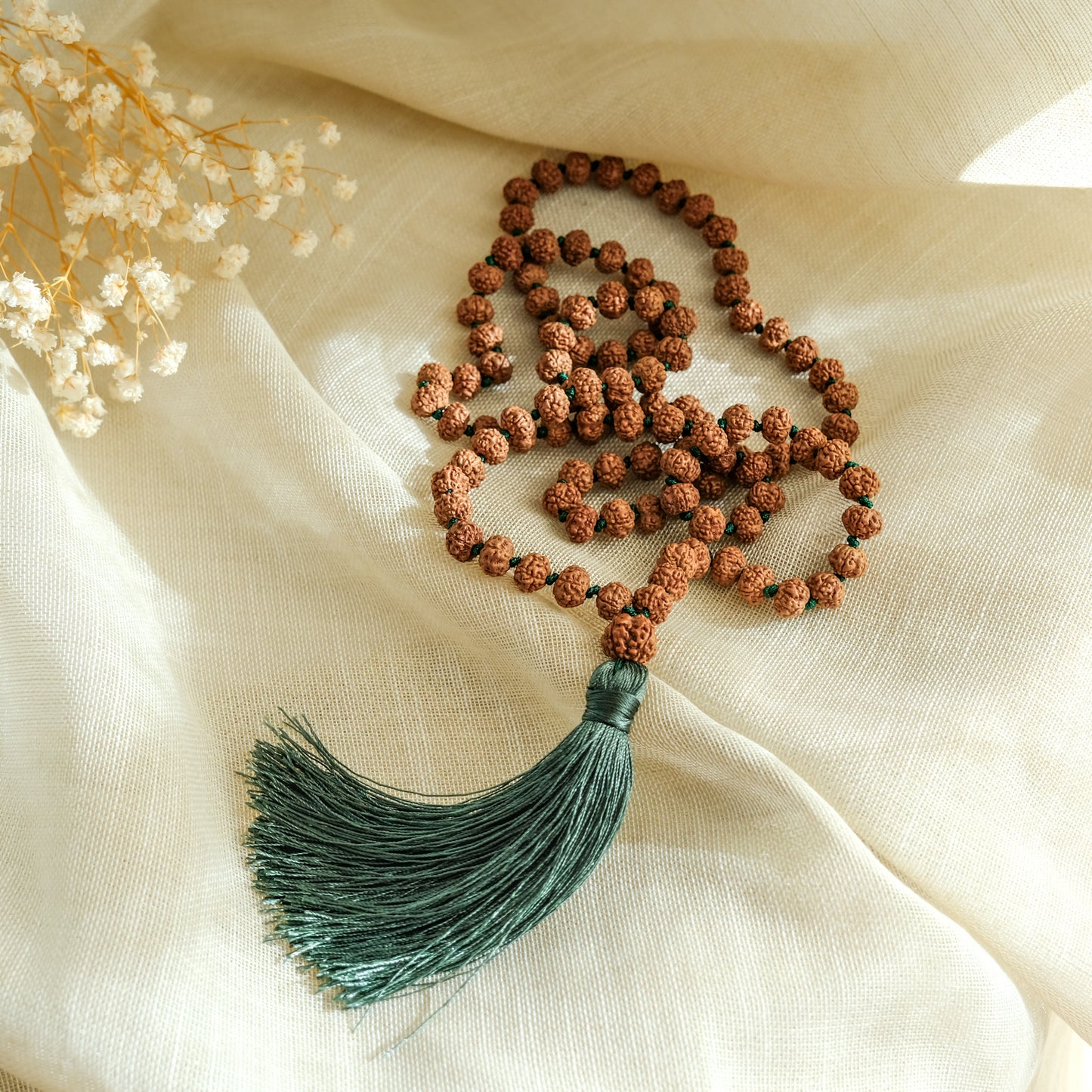Japamala Rudraksha com Nó - Esmeralda