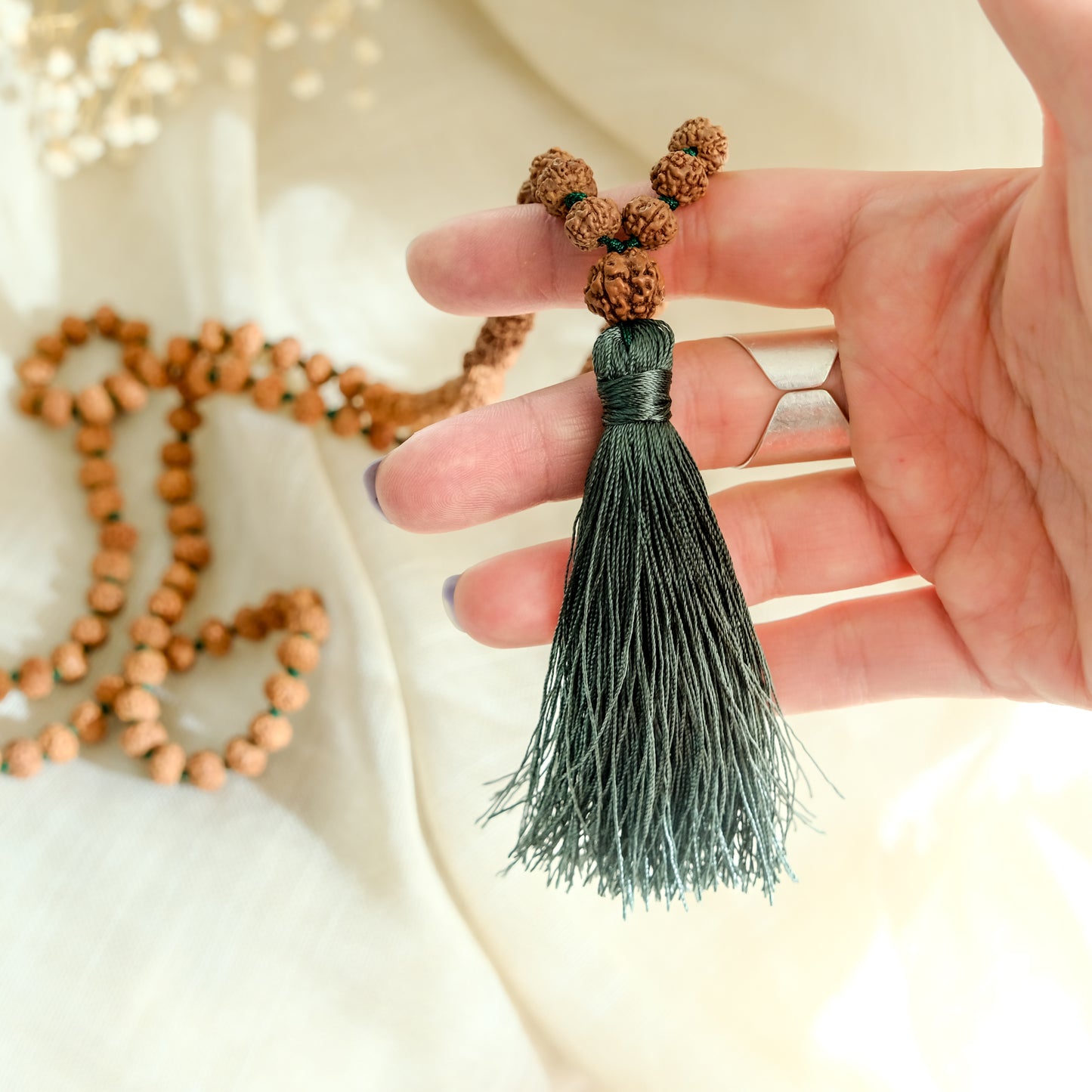 Japamala Rudraksha com Nó - Esmeralda
